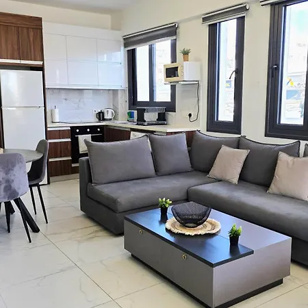 Pool View Paradise - Stylish 1br Retreat Apartment