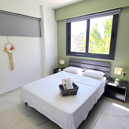 Apartment Pool View Paradise - Stylish 1br Retreat *
