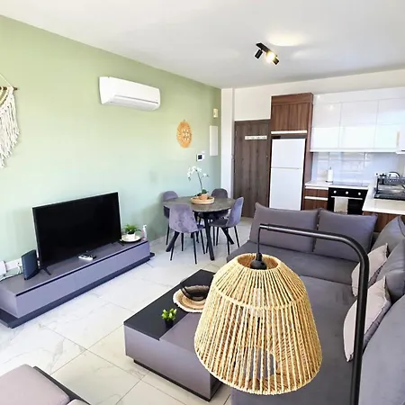 Pool View Paradise - Stylish 1br Retreat Apartment *