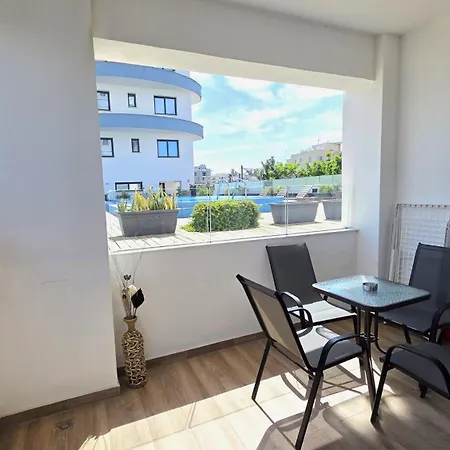Pool View Paradise - Stylish 1br Retreat Apartment Larnaca